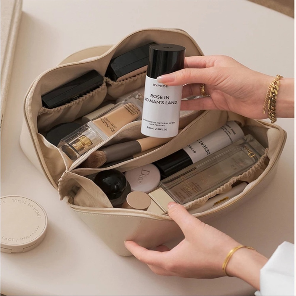 Portable Makeup Bag - Picture 2 of 3